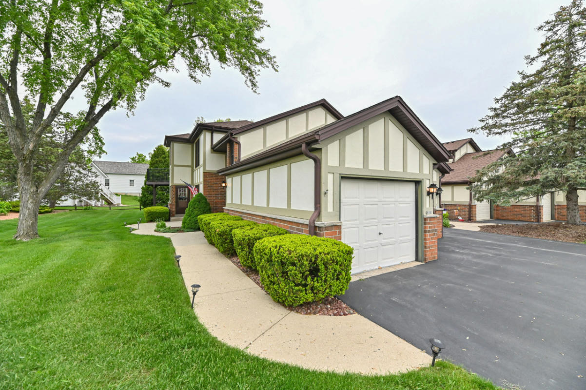 8100 S FOREST HILLS CIR, FRANKLIN, WI 53132, photo 1 of 48